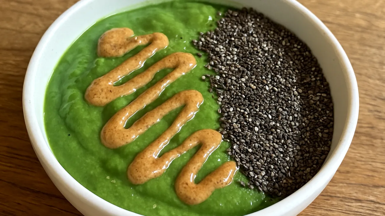 Smoothie bowl con semi di chia, spirulina e burro di mandorle"