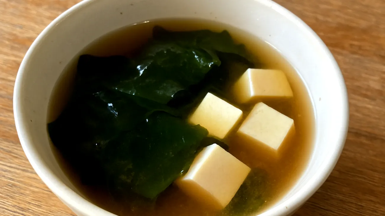 Zuppa di miso con alghe wakame e tofu"