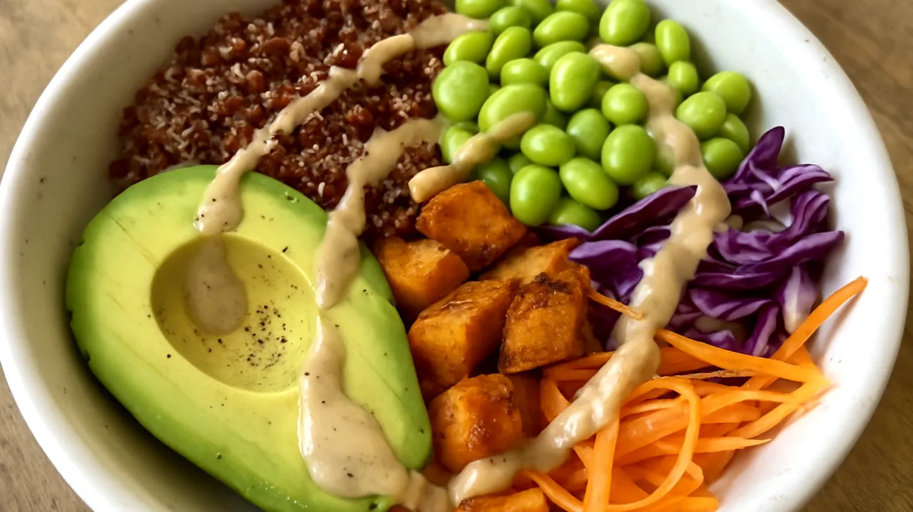 Buddha bowl con quinoa rossa, edamame e tahini"