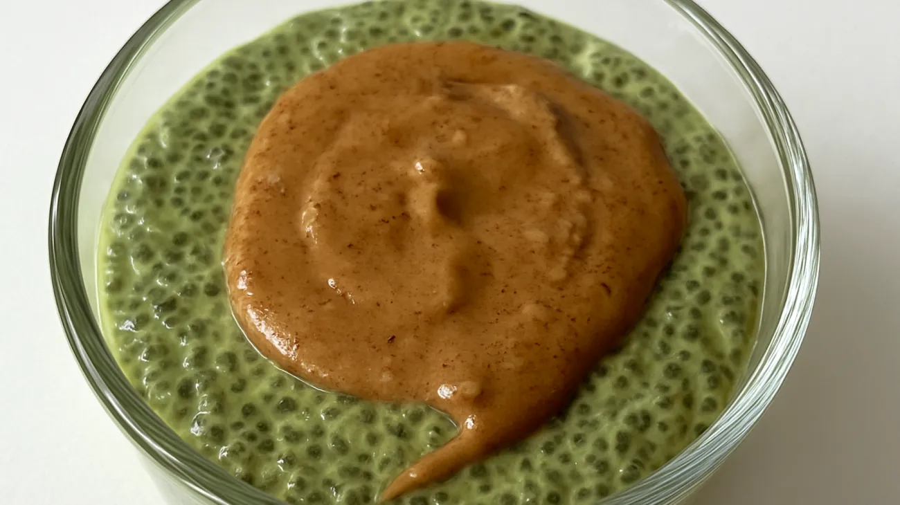Budino di semi di chia con spirulina e burro di mandorle"