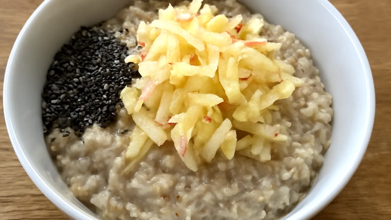 Porridge di avena con semi di chia e mela grattugiata"