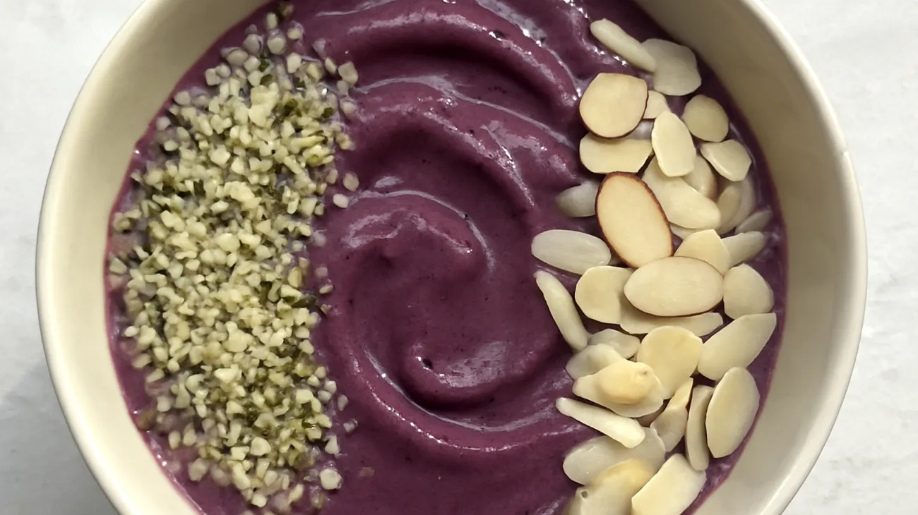Smoothie bowl con açaí, semi di canapa e mandorle"
