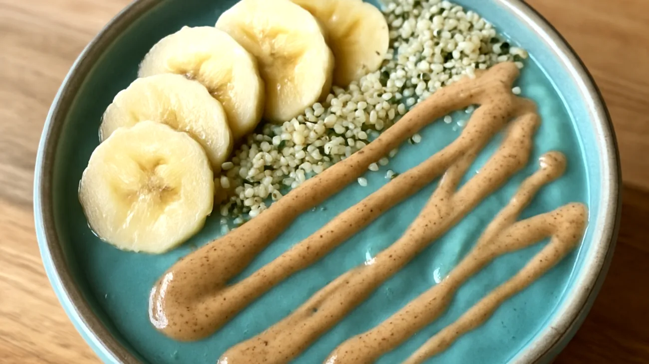 Smoothie bowl con spirulina, banana, semi di canapa e burro di mandorle"