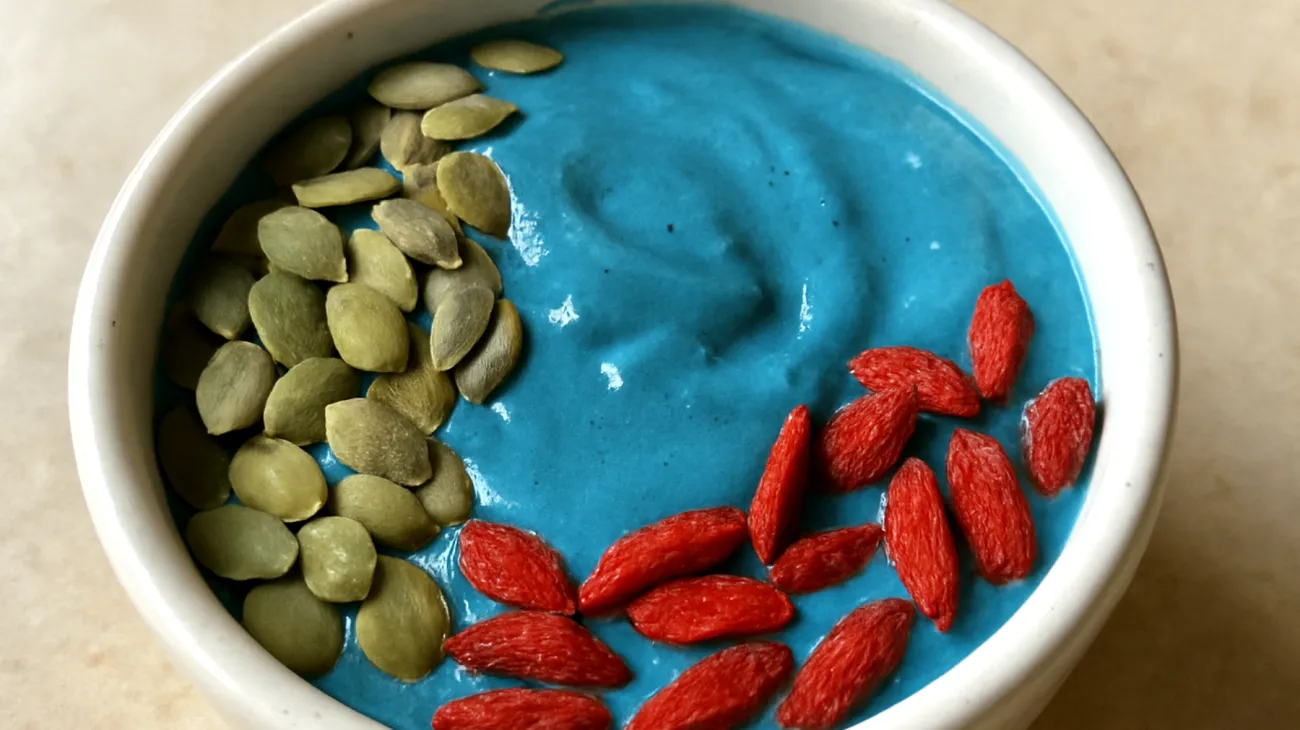 Smoothie bowl con spirulina, semi di zucca e bacche di goji"