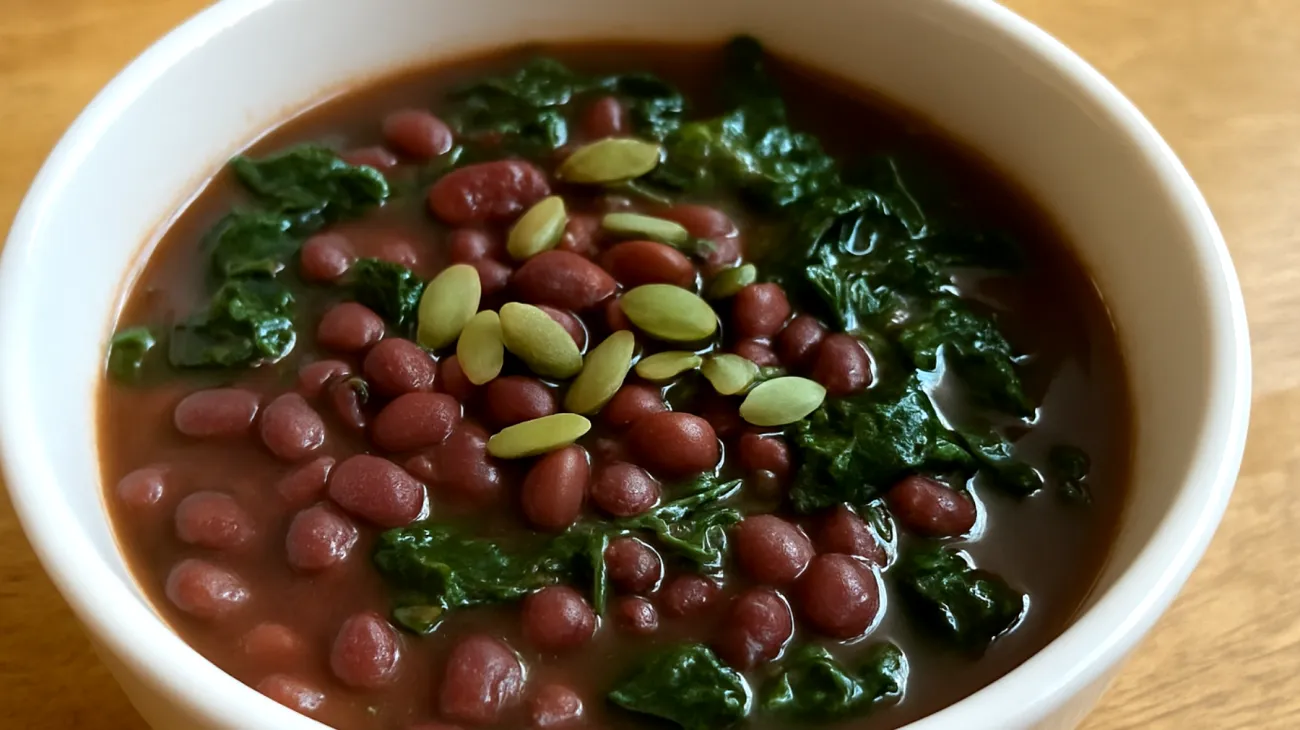 Zuppa di fagioli azuki con verdure a foglia verde e semi di zucca"