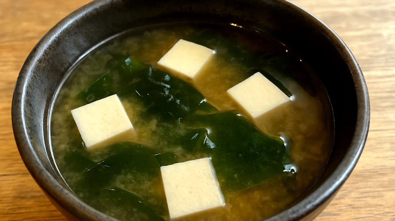 Zuppa di miso con alghe wakame e tofu"